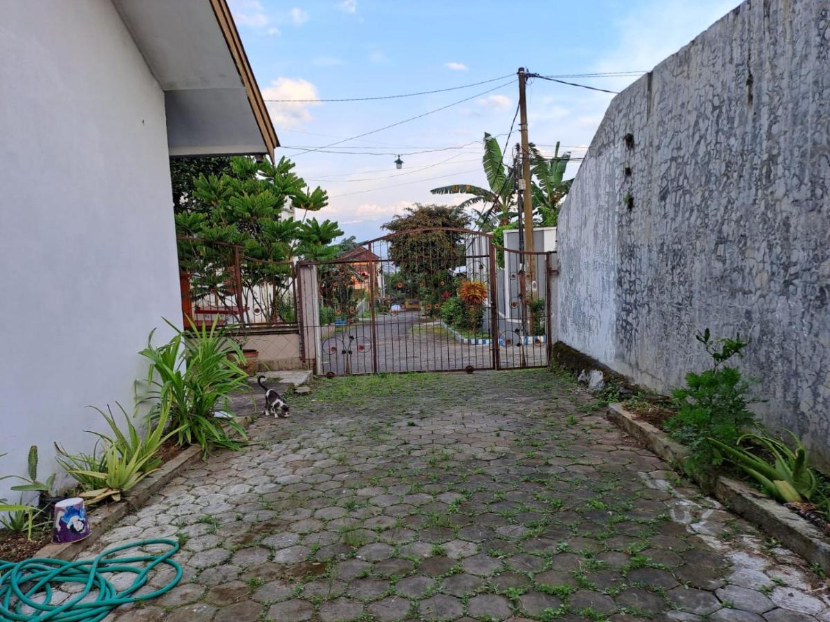 Indo Homestay Malang Eksteriør billede